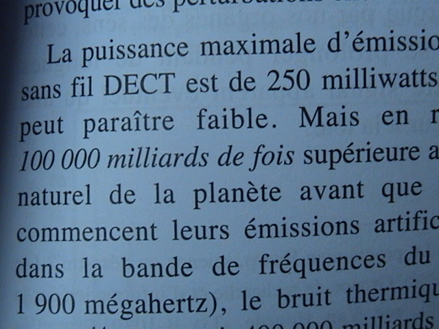 Combien de fois supérieure est la puissance d’émission d’un téléphone sans fil DECT par rapport au niveau ambiant naturel de la planète ?