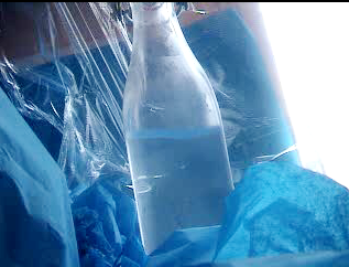Vidéo version MPG  326-Confinement de la bouteille dans du plastique adhésif transparent