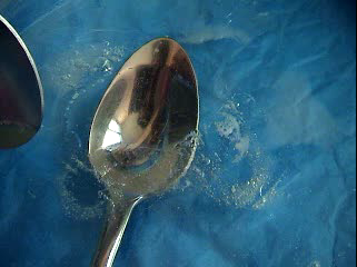 Vidéo version MPG 353-Bulles dans la fonte des glaçons dans l'hypochlorite de sodium